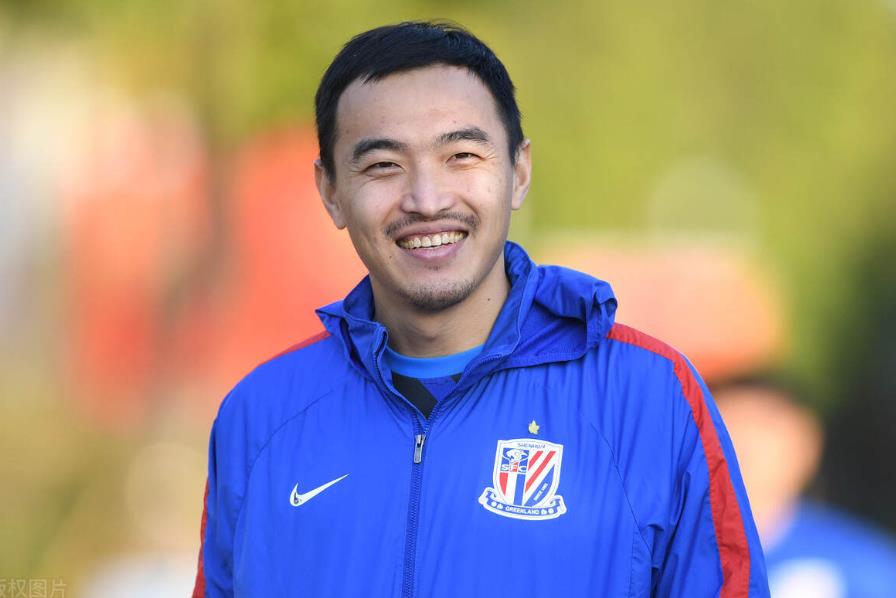 头发斑白，39岁冯潇霆上任，亮相北京新岗位，年薪六位数很满足