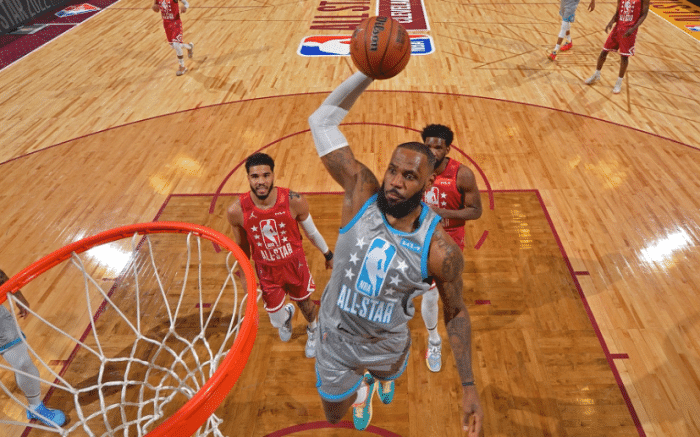 乔丹亮相站巨星们中间！紧抱詹皇咧嘴大笑，湖人官方：两个GOAT