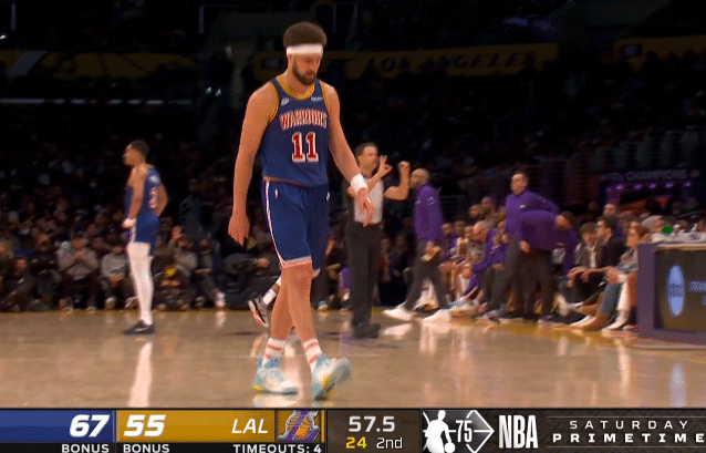 汤普森提前离场！心情沮丧径直走回更衣室，詹皇半场26分真尽力了