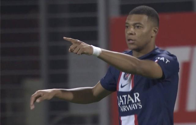 不和？姆巴佩2次破门后，都专门找梅西庆祝！第1时间手指球王致敬