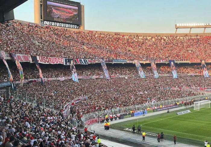 庆夺冠，河床主场挂出多位阿根廷球员条幅