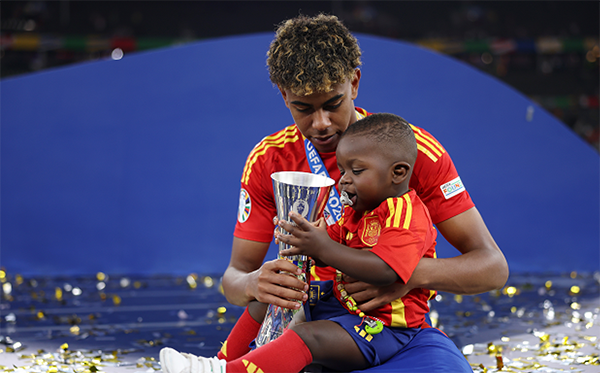 西班牙欧洲杯全胜登顶 英格兰亚军凯恩仍无冠