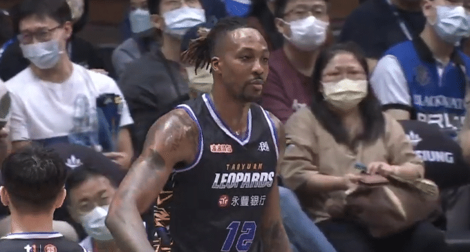 10连败！霍华德争议之战，频繁肘击+横跨对手，战绩垫底仍画饼