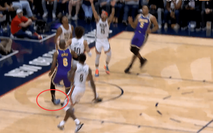 曝詹姆斯90度崴脚一幕！拒绝离场火力全开，官方祝贺他37000分