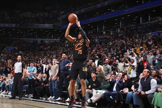 0.7秒绝杀！东部第6诡异崩盘，失误丢板自掘坟墓，对手激情庆祝