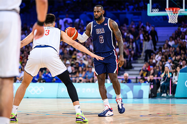 美国男篮巴黎奥运首胜 詹姆斯表现抢眼创纪录