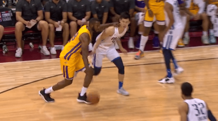 惨遭恶犯！郭昊文面部被打一拳 湖人球员吃到一级恶犯后苦笑郁闷