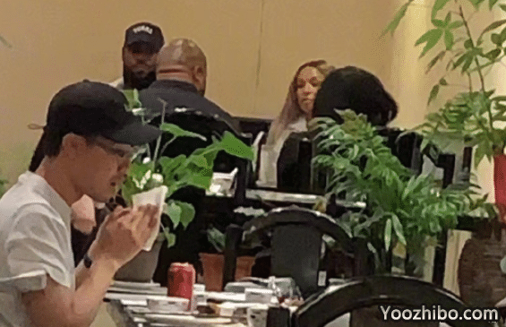 最爱中餐！詹姆斯携妻子吃火锅，男球迷高喊：勒布朗我爱你