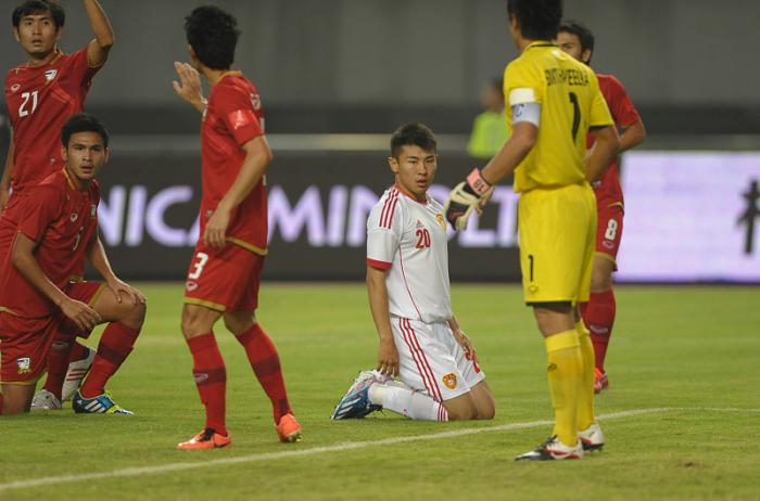 菜鸟互啄？官媒吐槽中国足球篮球，不应把尊严当笑话用笑话踩尊严