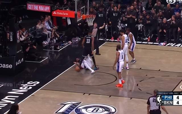 火爆！篮网悍将故意跨人，恩比德踢裆险中套，追梦小萨故事重现