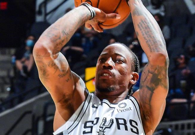 马刺大战双加时！德罗赞36+5+9暴露致命短板！波波维奇也没办法