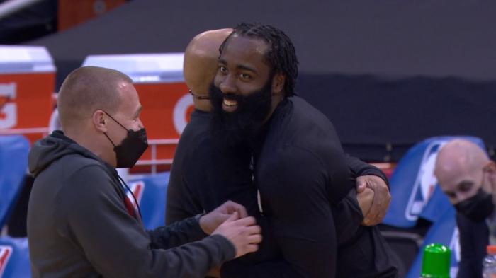 哈登重返休城咧嘴大笑，现场球迷反应曝光，火箭：熟悉的面孔回来了