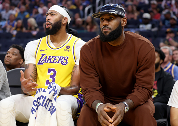 詹姆斯轮休仍抢镜：坐场边打哈欠看困 湖人双巨拥抱库里热聊乐开怀