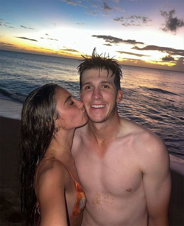 湖人里夫斯与女友海边甜蜜度假，爱情长跑令人羡慕