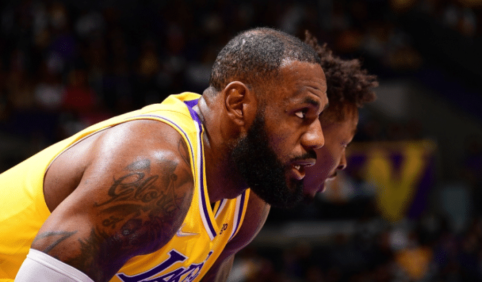 詹姆斯离场画面曝光！蹲球员通道拉伸身体，浓眉崴脚赛后回应伤势无碍