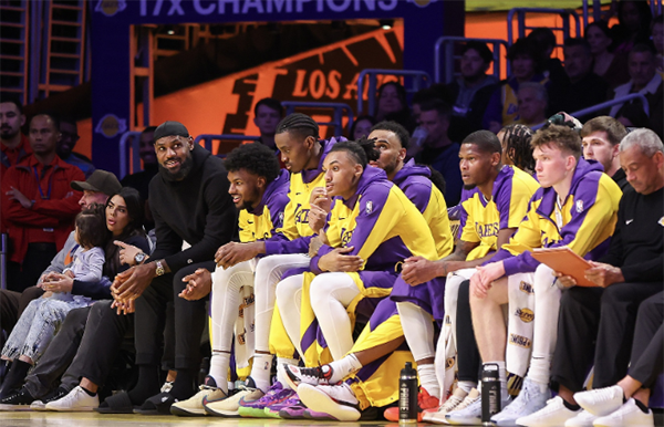 遵循传统！布朗尼为浓眉让座，NBA 不成文规定的温馨展