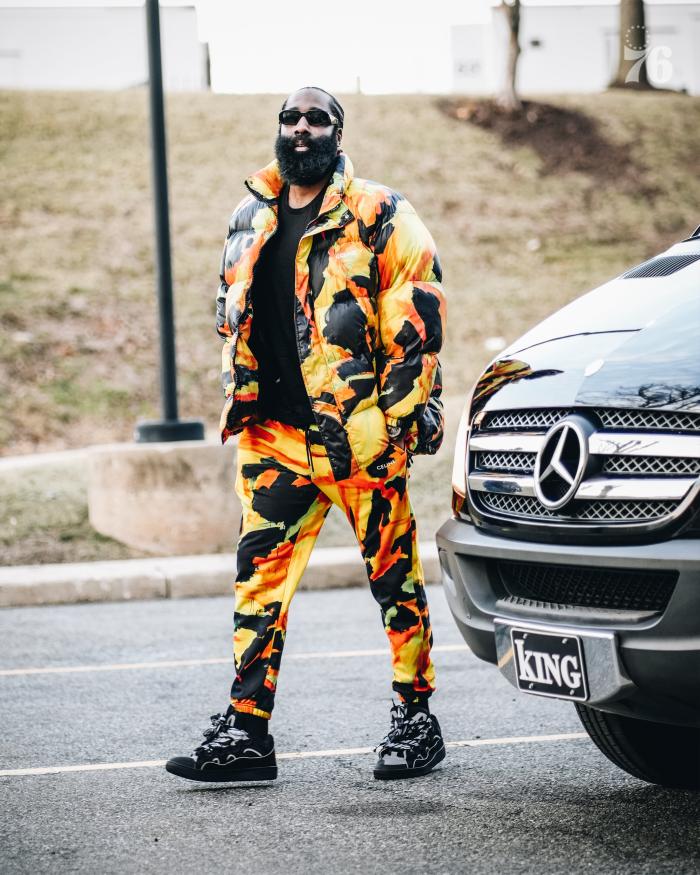 哈登双手抄兜炫酷亮相！76人主场首秀门票售罄，官方晒照配王冠表情