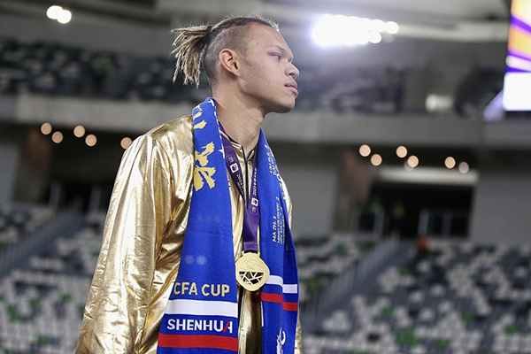 29岁华裔后卫晏新力官宣退役，从申花失意到待业一年，国足之盼终落空