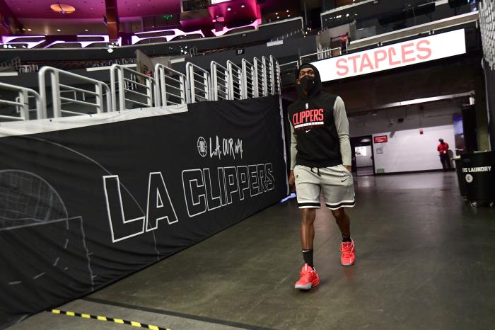 湖人对阵快船伤情！詹眉确定缺阵，朗多首秀改穿4号秀传球，小卡咧嘴大笑