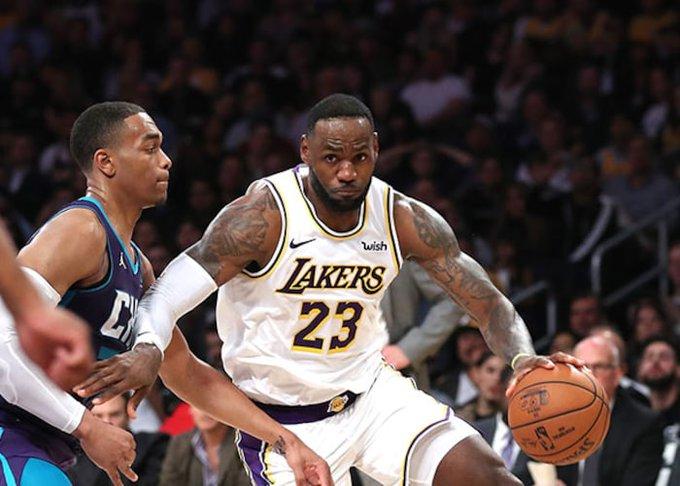 9投22分！詹皇罕见提前发力，多次暴扣虐框，库兹马假装被撞开太抢戏