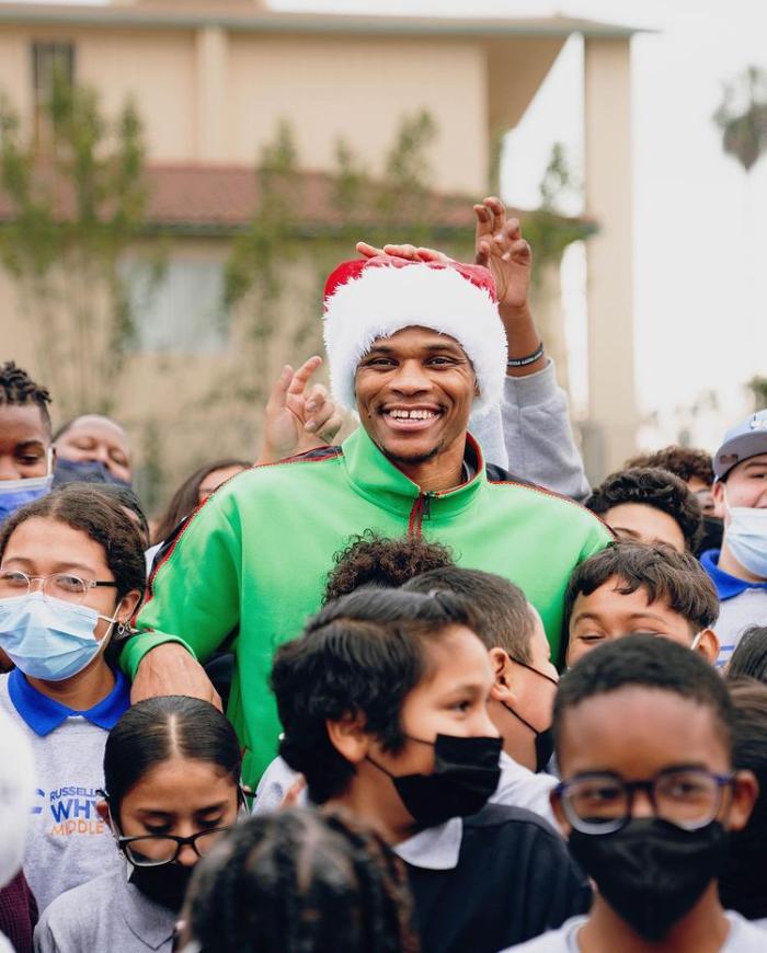 威少举办圣诞公益活动！送孩子们签名鞋，合影时未戴口罩咧嘴大笑