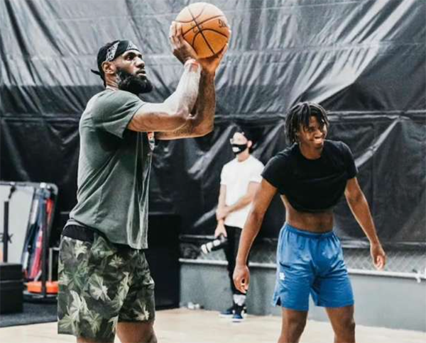 詹姆斯连续公开发声：狂赞76人新星太优秀 力挺基德爆粗怒怼名记