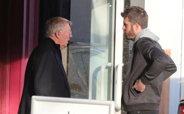 曼联3年又3年不断重建，巴萨一个冬窗完成改造！哈维带来关键启示