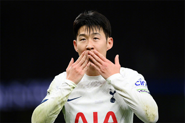 孙兴慜连续8年英超进球上双，创2大纪录，被换下获全场喝彩