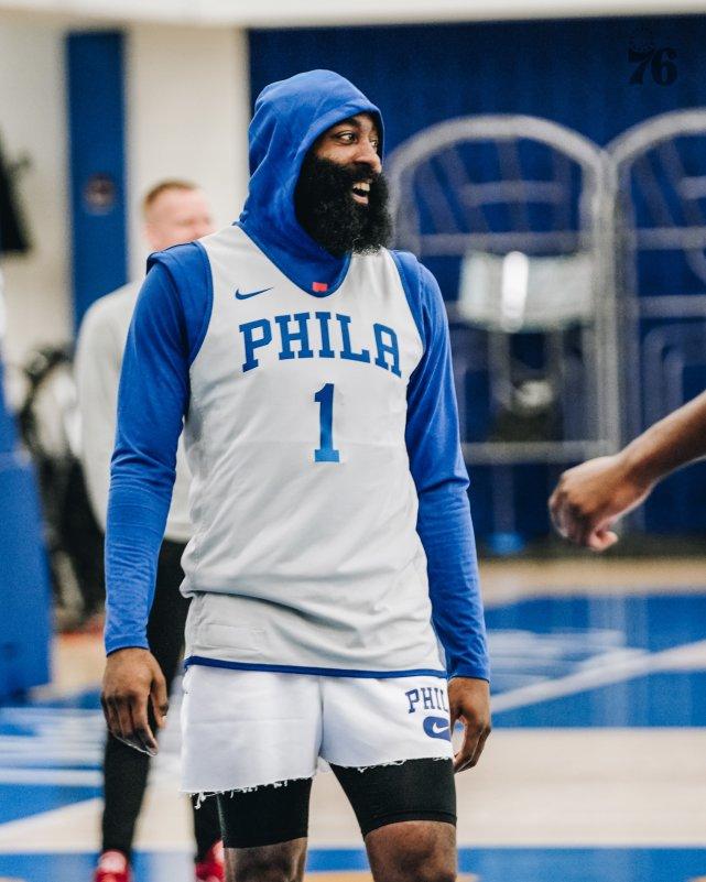 哈登备战篮网一幕曝光！76人全队笑容满面 球迷致敬西蒙斯太损了