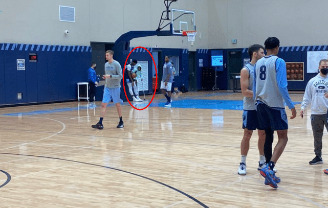 莫兰特拄拐现身训练馆！场边和队友开玩笑 主帅：本赛季肯定回归