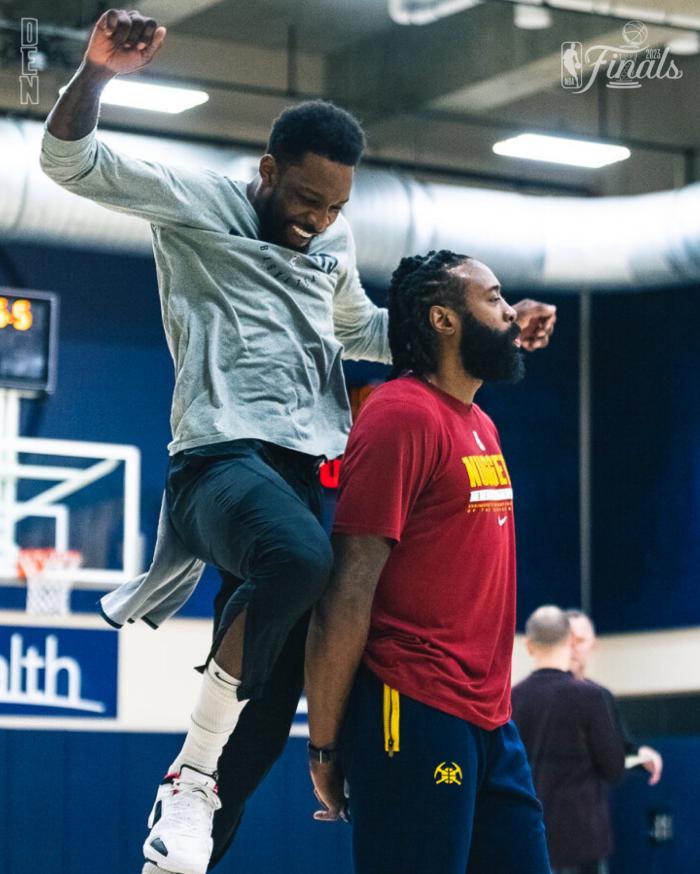 掘金备战总决赛现场曝光：约基奇搞怪犹如活宝 坐角落偷看主帅太抢镜