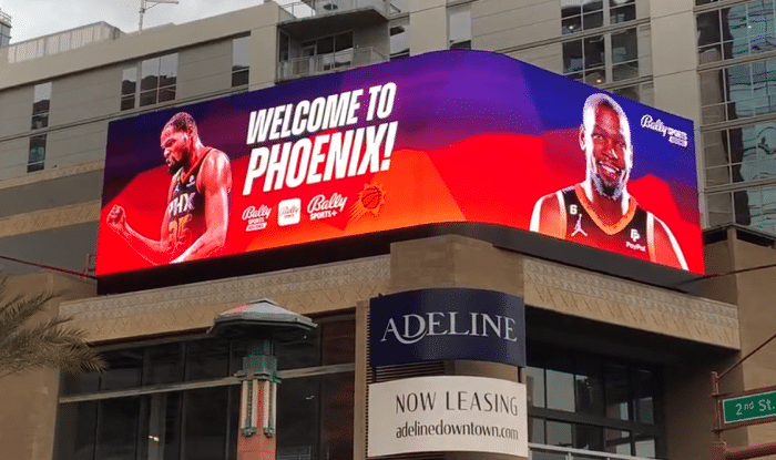 杜兰特正式亮相点燃球馆：最新康复进展曝光 球衣热销更衣柜紧挨布克