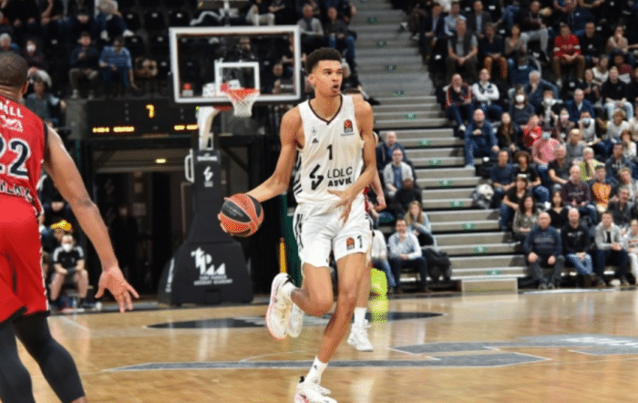 曝马刺考察状元热门文班亚马！摆烂冲击状元签 曾选邓肯19年夺五冠