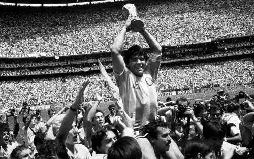 具体是怎么回事？球王马拉多纳心脏骤停去世