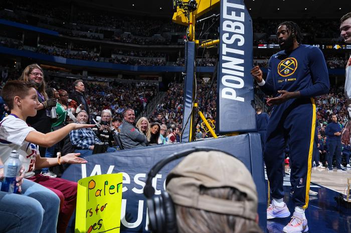 NBA意外事件：篮筐坏了比赛中断将近40分钟 约基奇折返跑球员玩嗨了