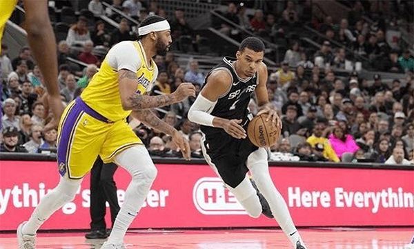 神剧情！湖人末节险些崩盘，浓眉哥制胜抢断，没詹姆斯真不行