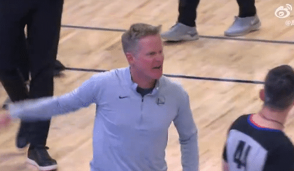 火爆！科尔遭驱逐真因，追着裁判疯狂咆哮，离场前偷偷笑了