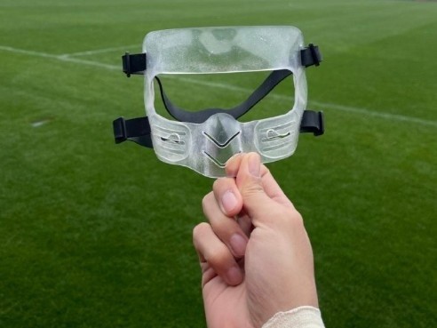 颜骏凌眼伤痊愈：完全康复咯 终于可以不用戴面具