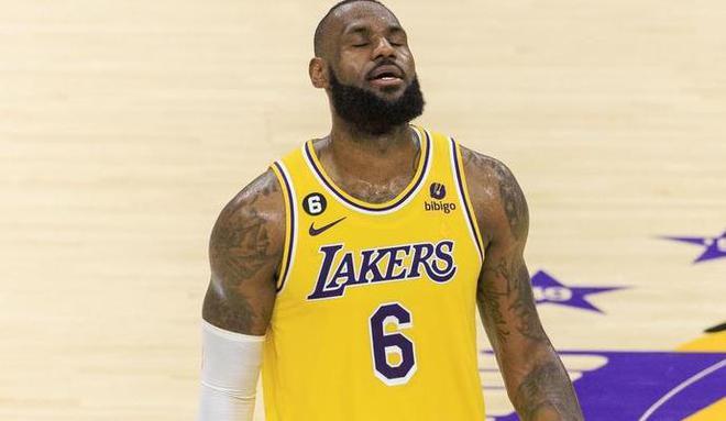 输球没风度？比赛没结束，詹姆斯为何提前离场？谁注意他的表情