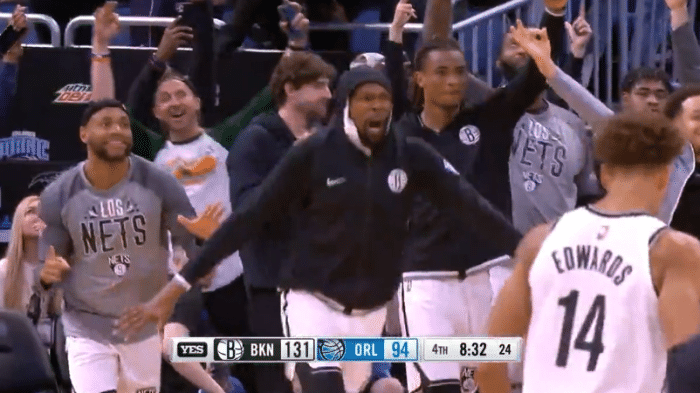 曝篮网全队疯狂庆祝！杜兰特怒吼冲进球场，纳什大笑狂赞欧文60分