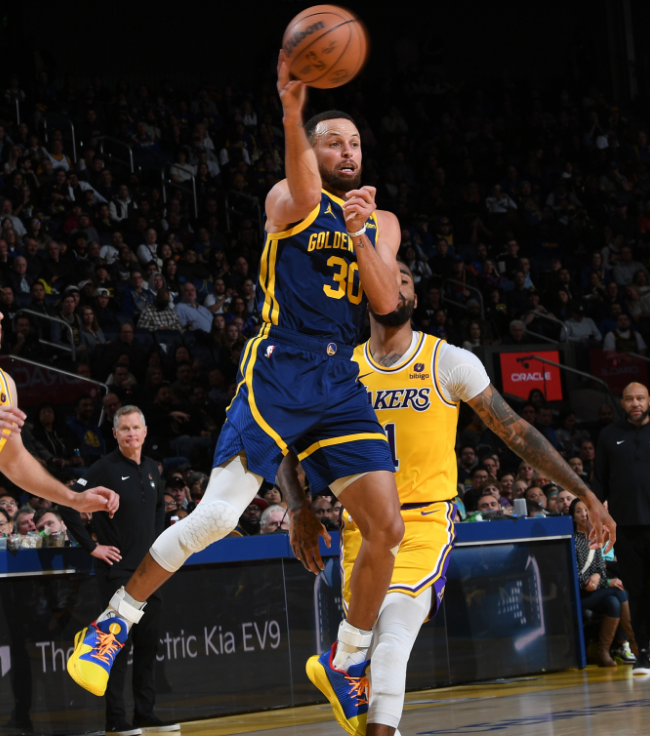 库里32+8+3断复仇湖人：达成新成就且连刷纪录 打得浓眉提前认输