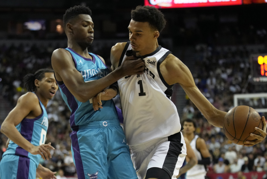 文班亚马首秀9+8+5帽: 13中2惨遭隔扣羞辱 NBA众名宿现场观战