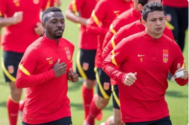 取代吴曦，国足新队长将官宣，3选1，武磊冷门，豪门悍将成黑马