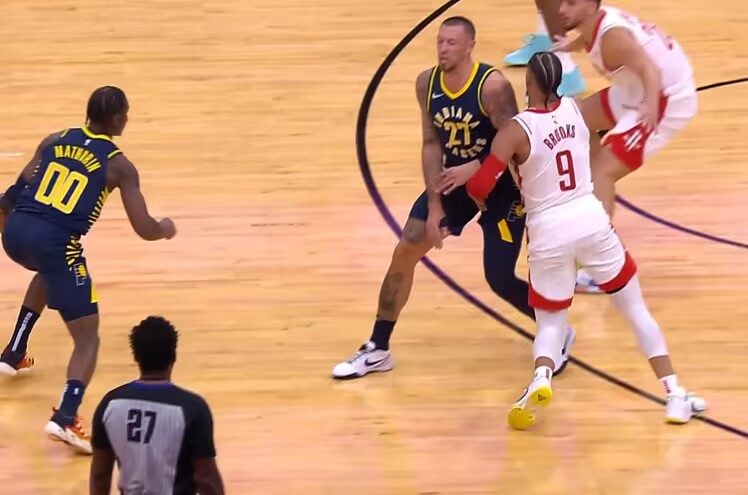 狄龙火箭首秀惨遭驱逐：下黑手袭裆泰斯吃二级恶犯 0分黯然离场