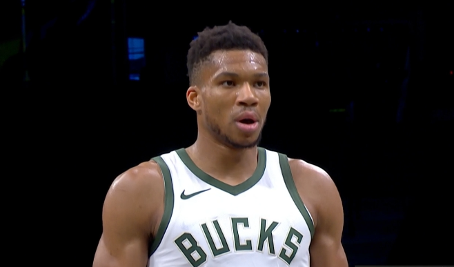 字母哥：我通过传球找到节奏 关键时刻保持了侵略性