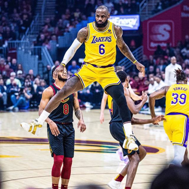 1小时点赞破60万！詹姆斯晒克城劈扣图：没有一个地方能像家一样