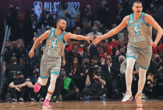 库里狂砍45分刷爆纪录，15三分历史第一！冲击生涯首个AMVP