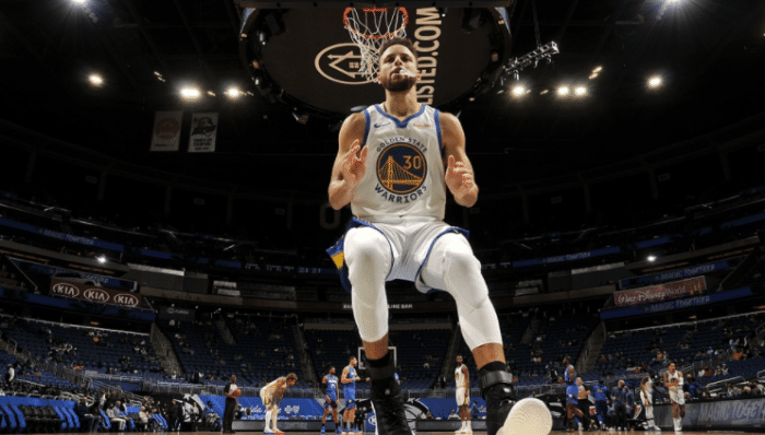 无缘17分大逆转！库里最后1分钟连进三分球，单节10+7成灵光乍现