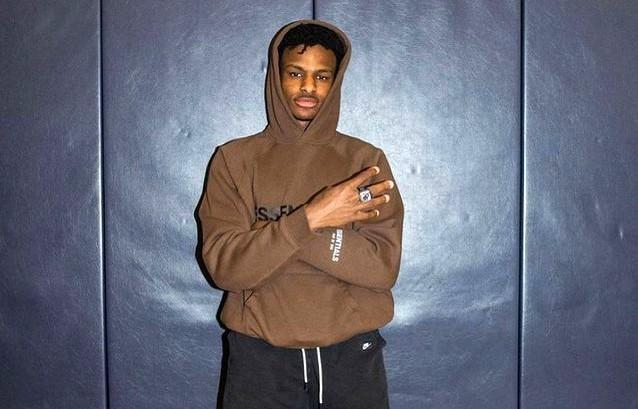 詹姆斯大儿子冠军戒指曝光！美媒晒搞怪出场，全队合影他站最边上