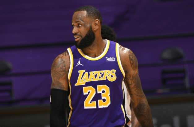 太沮丧！詹姆斯打翻场边凳子，湖人官宣引热议，老詹真铁人